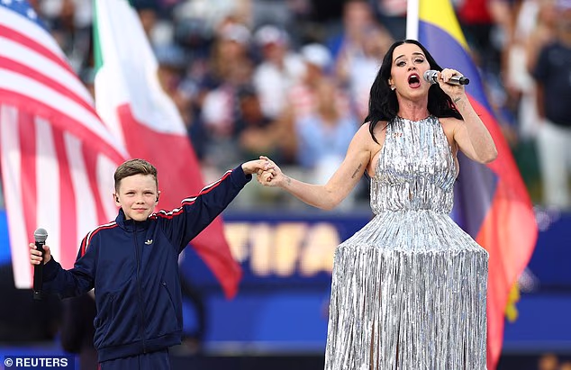 Katy Perry i norveški dječak Tius Luka izveli su Wonder na ceremoniji u Los Angelesu
