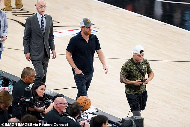 Harry je viđen kako odlazi s terena sa Silverom dok su San Antonio Spursi igrali protiv New York Knicksa