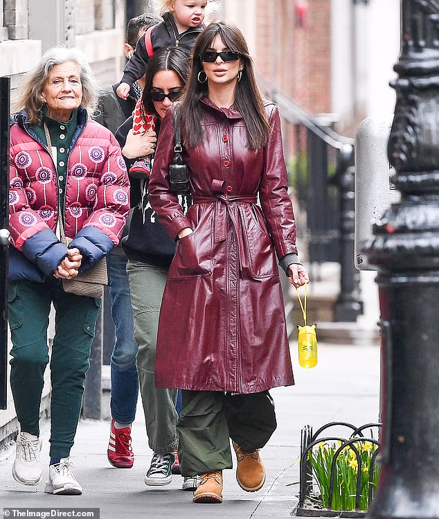 Ratajkowski ustraje u ocrnjivanju same sebe, nabrajajući svoje prolazne partnere