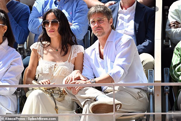 Brad Pitt nosio je avijatičarske naočale sa zatamnjenim staklima za koje neki kažu da su postale uobičajeni modni modni modni dodatak za muškarce koji su već u svojoj drugoj krizi srednjih godina