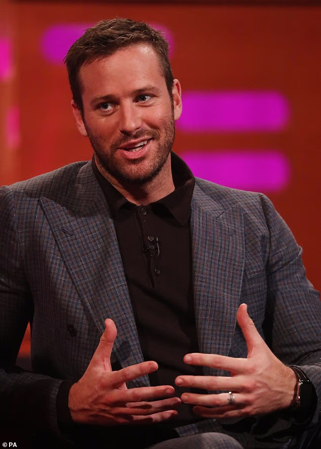 Govoreći o samačkom životu, priča se da se kanibal Armie Hammer vratio