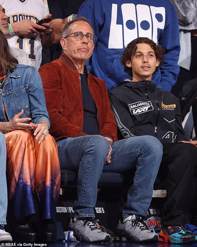 Brzovoljni influencer pokušao je to uvaliti Jerryju Seinfeldu dok je legenda komedije napuštala četvrtu utakmicu serije Knicks-Spurs u srijedu