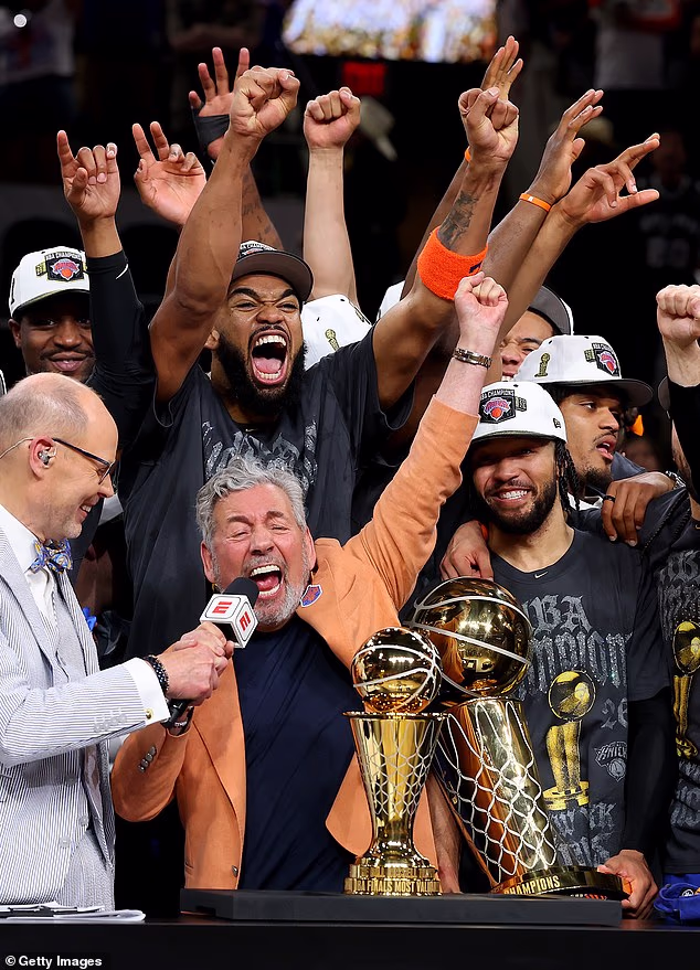 Dolan je na slici s trofejima Larry O'Brien i Bill Russell nakon pobjede Knicksa u petoj utakmici