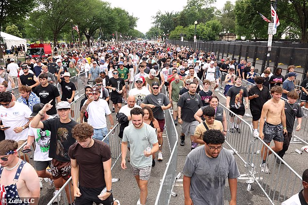 Obožavatelji staju u red dok se vrata otvaraju za UFC Freedom 250 Fan Fest u The Ellipse 14. lipnja,