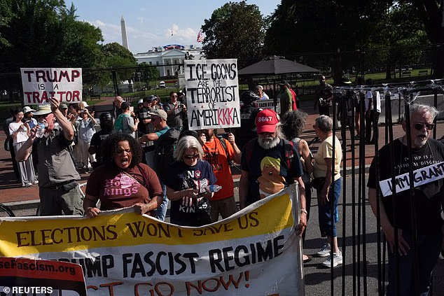 Ljudi sudjeluju u prosvjedu koji organizira Refuse Fascism protiv Trumpove administracije uoči UFC Freedom 250 događaja. Građani su tražili smjenu Trumpa s dužnosti