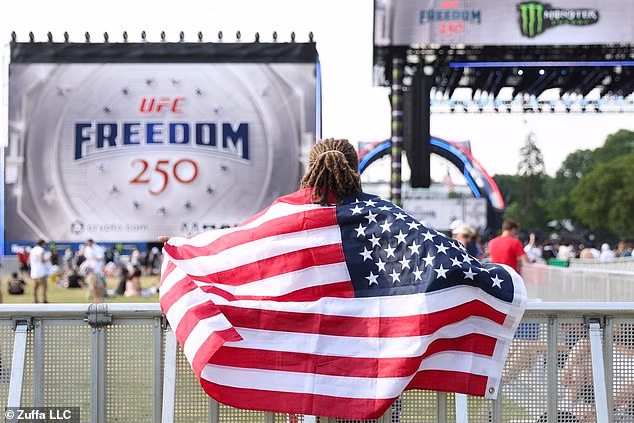 Obožavatelj nazočan tijekom UFC Freedom 250 Fan Festa u Ellipseu u nedjelju navečer