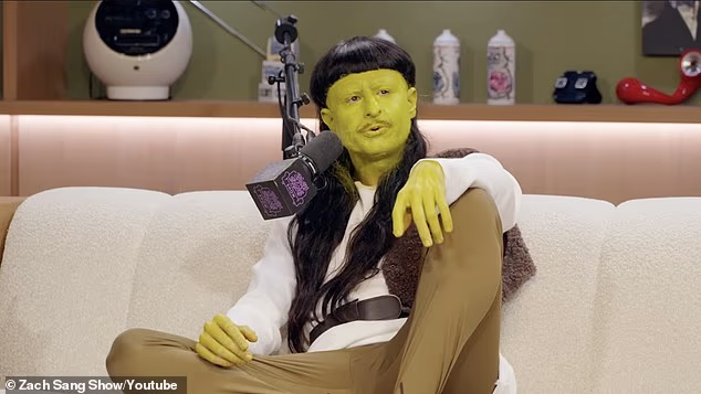 Zagonetni pokojni izvođač odjenuo je Shrekov kostim za intervju 24. travnja u Zach Sang Showu u znak podrške svom albumu Love You Madly Hate You Badly