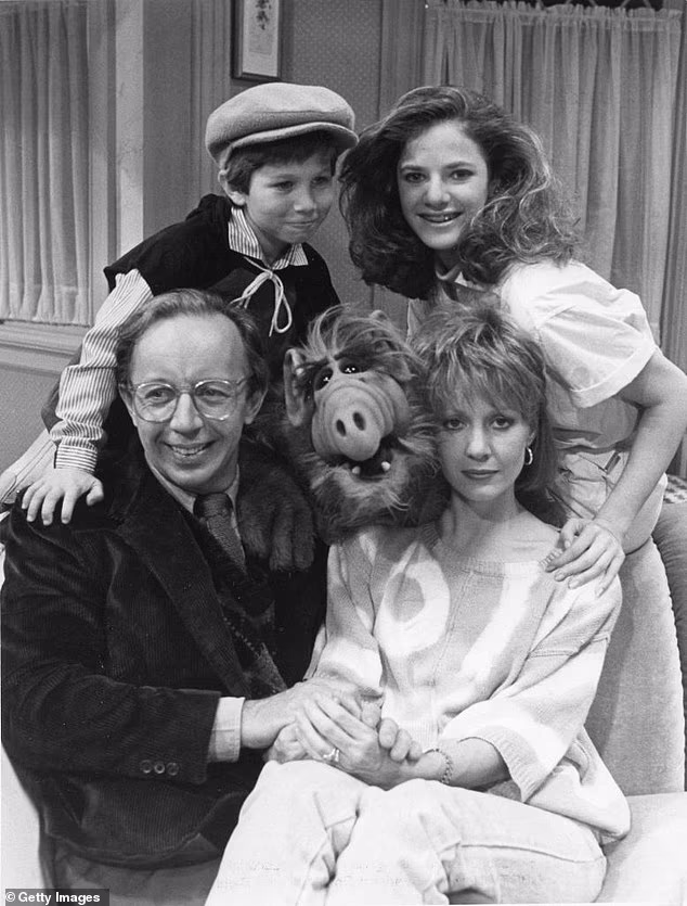 (LR) Pokojni Max Wright, pokojni Benji Gregory, Andrea Elson i pokojna Anne Schedeen s ALF-om 1986.