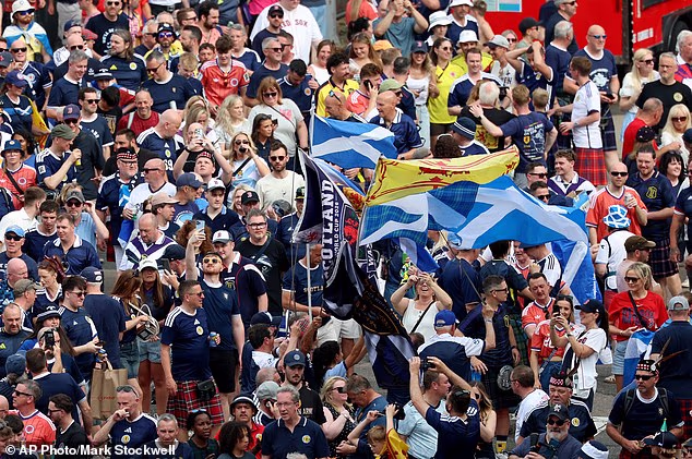 Oko 5000 pripadnika Tartan Army marširalo je od parka do terena za bejzbol