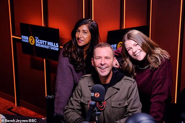 Njezin odlazak dolazi samo nekoliko dana prije nego što Sara Cox preuzme Radio 2 Breakfast Show kao nova stalna voditeljica nakon što je Scott Mills otpušten u ožujku (na slici sa Scottom i Ellie Brennan 2025.)