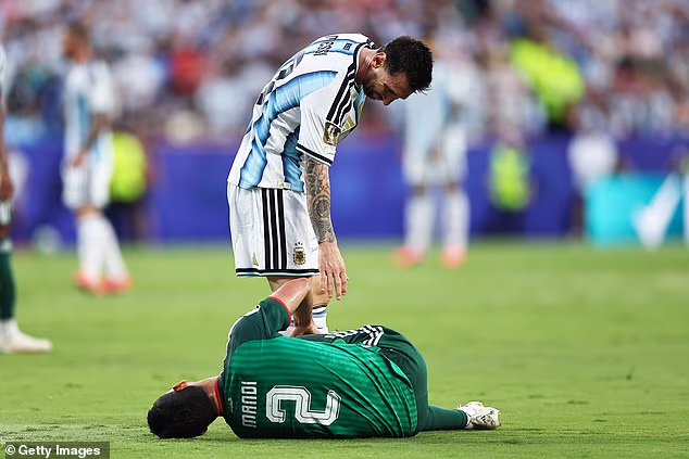 Činilo se da Messi s leđa gazi po listovima i Ahilu Alžirke Aisse Mandi