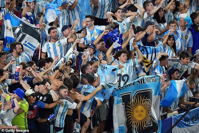 Argentinski navijači navijaju u Kansas Cityju dok Lionel Messi postiže hat trick za prvaka