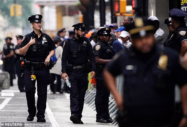 NYPD je angažirao više od 10.000 policajaca da kontroliraju gužve i sigurnosna pitanja