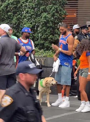 Mikal Bridges sa sobom je poveo svog psa Sonnyja