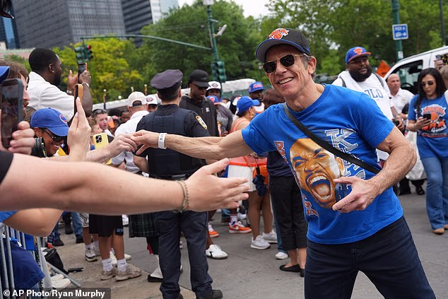 Ben Stiller, koji snima dokumentarac o uspjehu Knicksa, rukuje se s navijačima