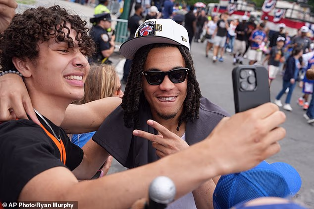 Čuvar Knicksa Jordan Clarkson pozira za selfie s obožavateljem prije nego što uđe u svoju paradnu stazu