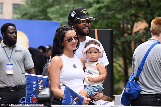 MVP NBA finala Jalen Brunson pozira sa suprugom Ali i njihovom kćeri Jordyn na paradi