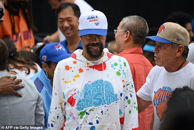 Ikona Knicksa Walt 'Clyde' Frazier, koji je osvojio dva NBA naslova s ​​Knicksima, bio je u prvom automobilu
