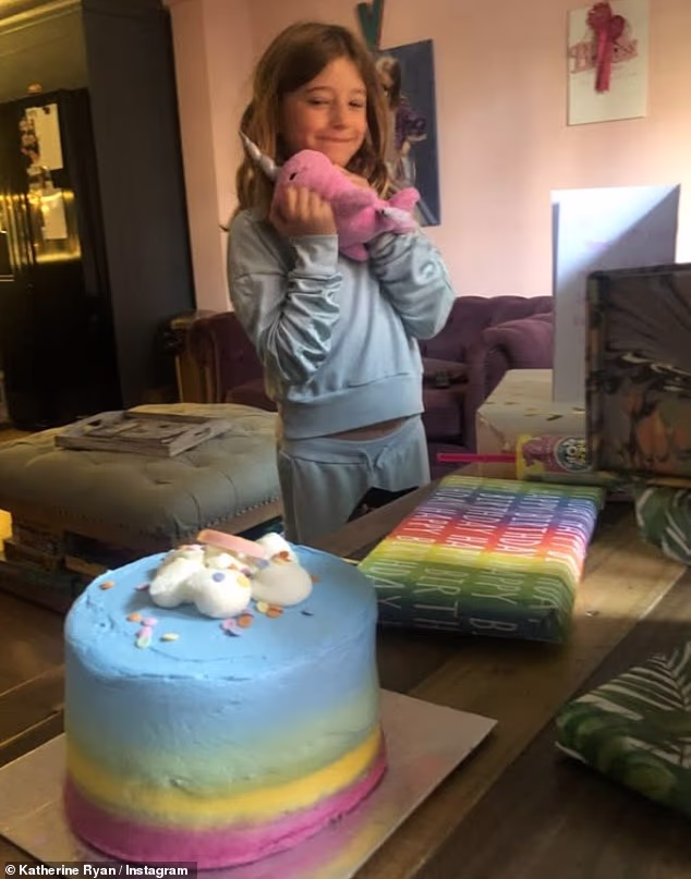Katherine je napisala u naslovu: 'Favorit ima 17. 'Ponosim se tobom, Violet, otkad si se sada mogla okrenuti i gledati u tebe!'