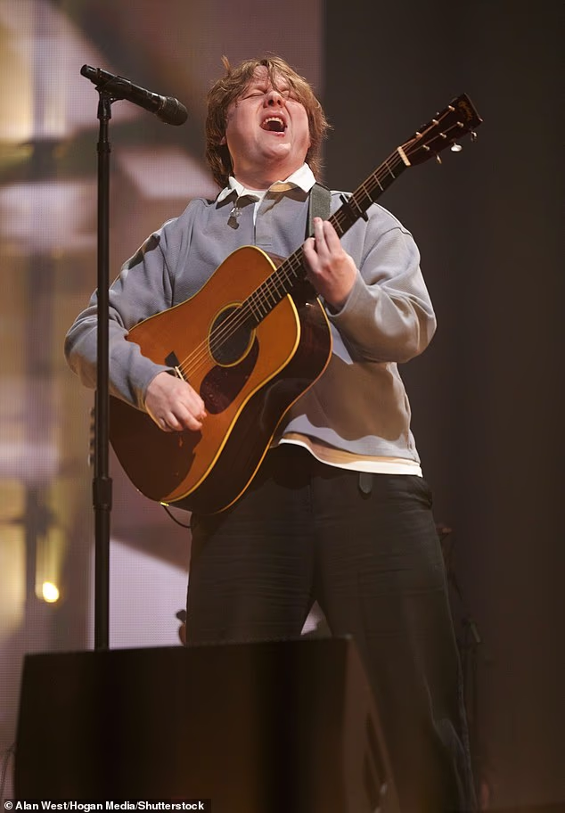Lewis Capaldi (vidi se) popeo se na pozornicu za glavni nastup u petak, dok će Calvin Harris nastupiti u subotu, nakon čega će nastupiti The Cure u nedjelju