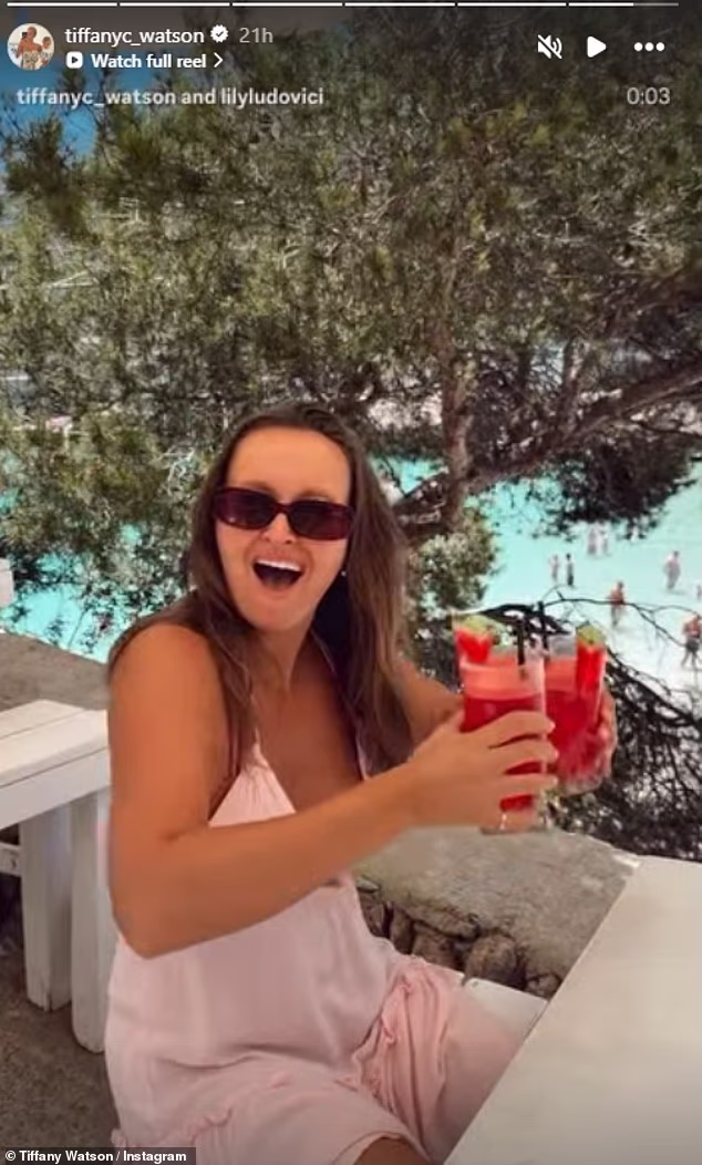 Lily Ludovici uživala je u koktelima s Tiffany dok su ulazili u duh zabave