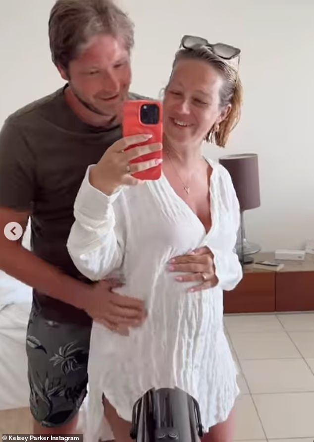 Kelsey i Will najavili su da se trude krajem prošlog mjeseca, a influencerica je podijelila fotografiju sonograma uz kristale i bijelo pero
