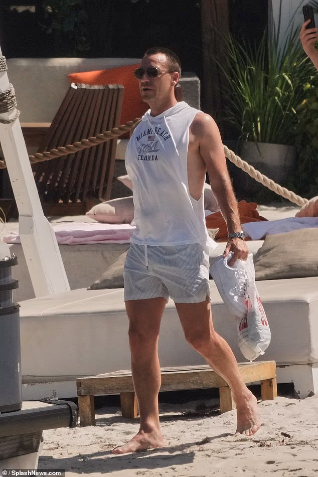 John je također nosio robu Miami Beacha u obliku bijele majice s kapuljačom bez rukava koju je kasnije skinuo kako bi pocrnio