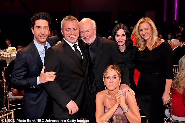 Glumačka postava okružila je svog voljenog redatelja na All-Star tribute to James Burrows 2016. - Matthew Perry je bio odsutan jer je bio u Londonu na probama predstave
