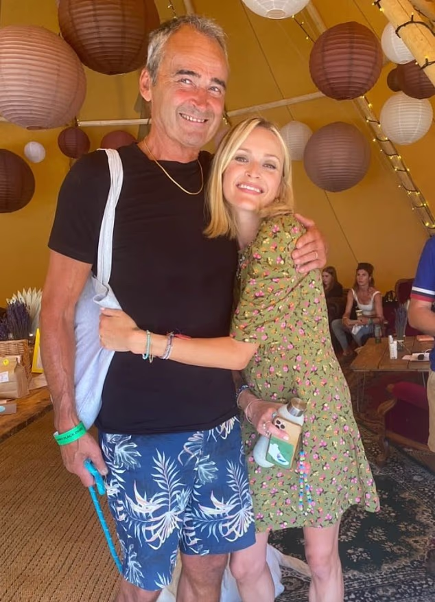 U međuvremenu, Fearne Cotton je šiknula nad svojim ocem Mickom Cottonom dok je također slala svoju ljubav svima koji su izgubili oca