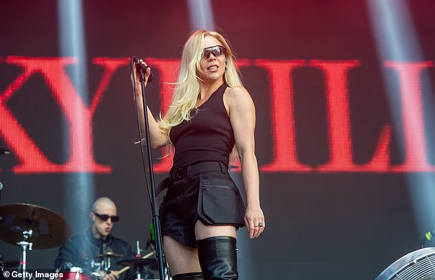 Pjevačica, koja se pojavila kao tajna skupina festivala u Glasgowu, razočarala je obožavatelje koji su satima čekali na kiši (na slici na festivalu)