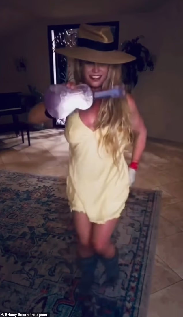 U naslovu isječka, hitmejker Baby One More Time osvrnuo se na to da je praznik za nju 'emotivan dan'