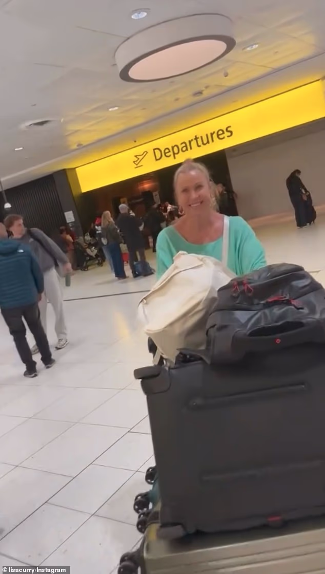 'Ups, pakerski mi je žao', izjavila je dok je vozila svoja kolica prepuna prtljage, prije nego što je dodala: 'Imam previše.'