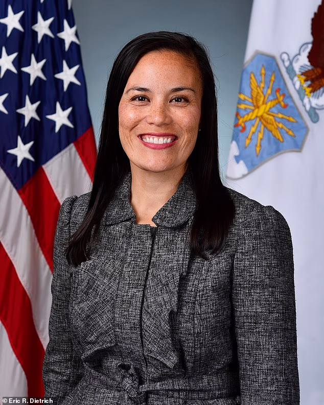 'Military City USA ne bi trebao ugostiti nekoga s dosijeom govora mržnje i antisemitskih komentara u objektu koji financira grad kao što je naš Alamodome', rekla je gradonačelnica Gina Ortiz Jones u objavi X u subotu; na fotografiji je dok je služila kao podtajnik zračnih snaga 2021