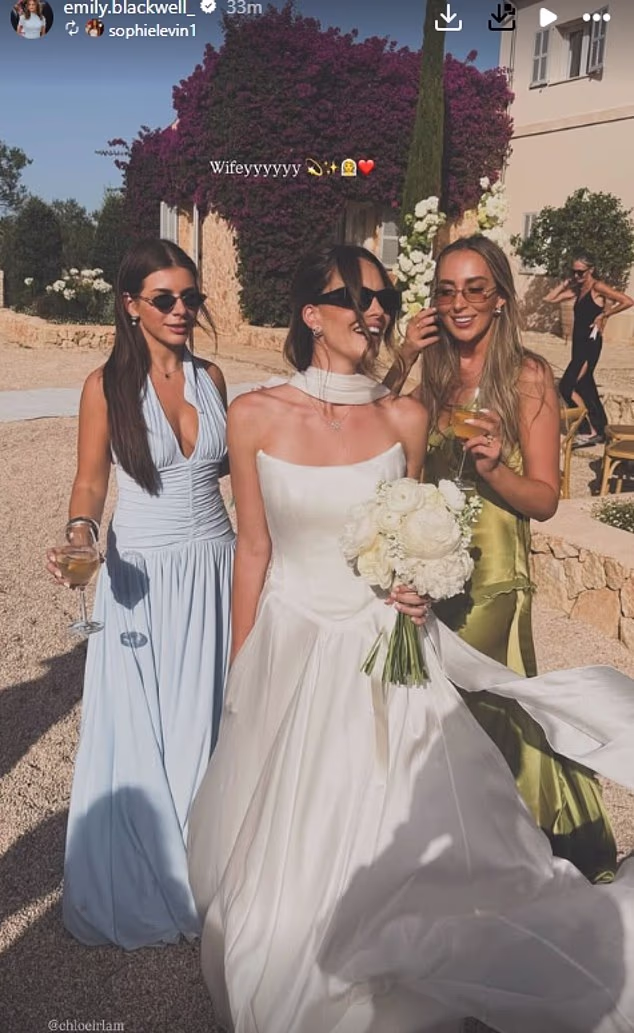 Mlada je izgledala zapanjujuće u satenskoj haljini boje slonovače s pripadajućim šalom i lepršavim velom, dok je mladoženja odabrao elegantno krem ​​odijelo i bijelu košulju
