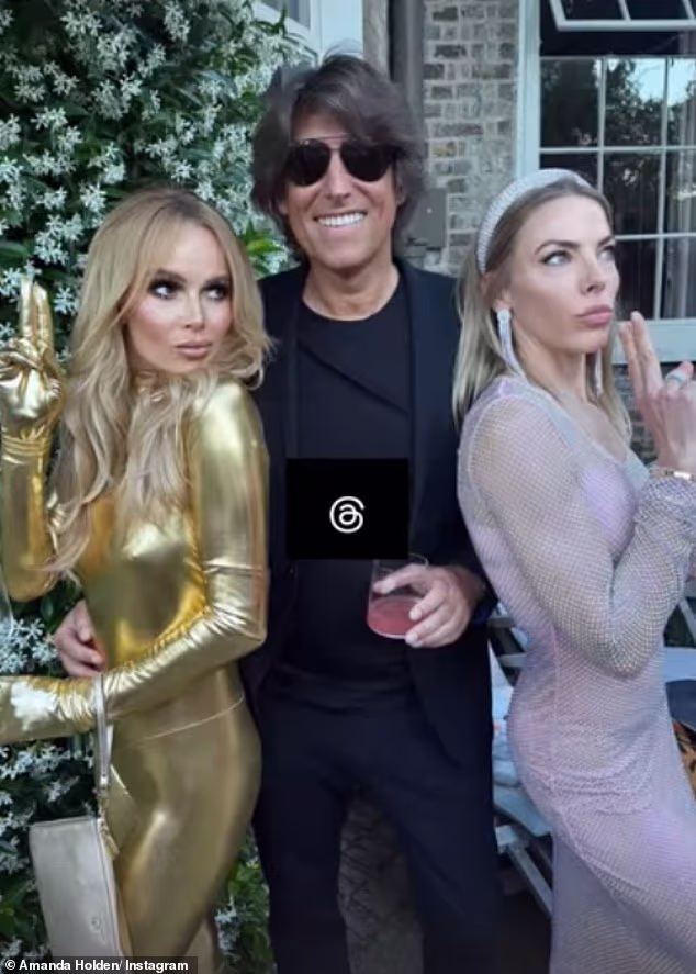 U svojim pričama, Amanda je podijelila još fotografija s vrtne zabave, s voditeljicom radija Heart u nekim legendarnim Bond pozama