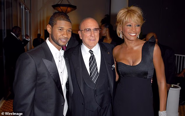 Davis je na slici s Usherom (lijevo) i Whitney Houston na Beverly Hillsu u listopadu 2006.