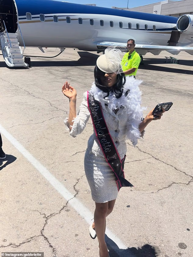 Dodala je bijeli fascinator i bijelu Chanel torbicu kao dodatak prije no što se kasnije tijekom dana skinula samo u bijeli bandeau top i mini suknju