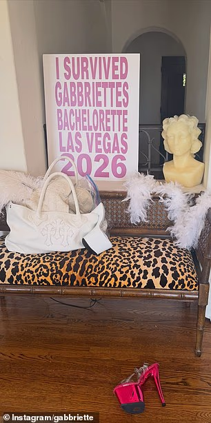 Na plakatu je također pisalo: 'Preživjela sam Gabbriettes neženja Las Vegas 2026.'