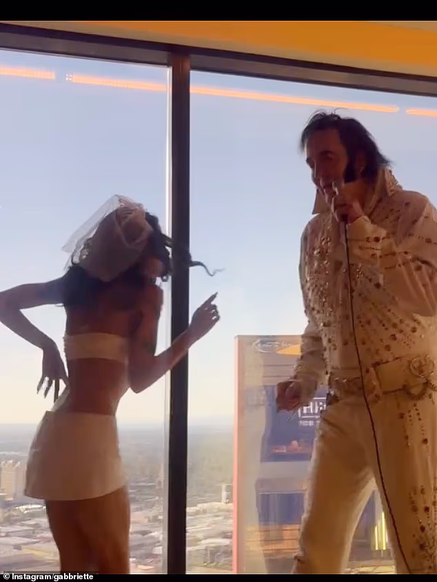 Zvijezda je uživala u plesu s privatnim Elvisovim pjevačem grupe