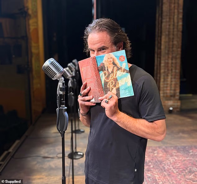 Gooch se tijekom vikenda pojavio u hit reviji komedija Celebrity Autobiography u njujorškom Shubert Theatreu gdje je bio zapanjen otkrićem da je dobio ulogu stručnjaka iz memoara svoje slavne bivše djevojke, Rebel Rising