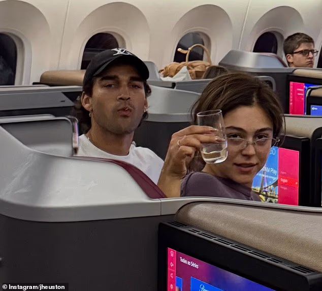Josh je podijelio i fotografiju para u avionu
