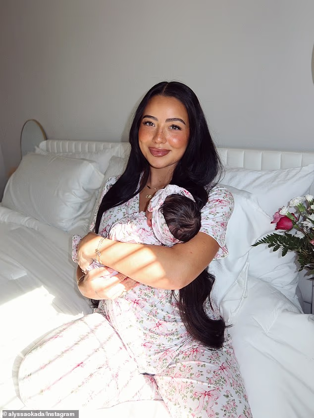 Online influencerica Lyss Okada objavila je rođenje djeteta nedjeljnom objavom na Instagramu