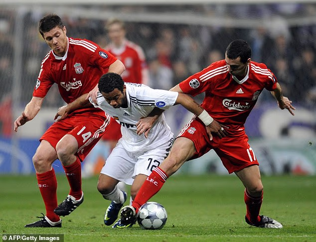 Xabi Alonso i Alvaro Arbeloa igrali su zajedno u Liverpoolu i mogli bi se susresti oči u oči prvog vikenda sezone Premier lige