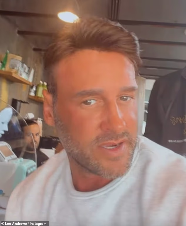43-godišnji suprug Katie Price u utorak se oglasio na Instagramu kako bi podijelio video na kojem se vidi kako u brijačnici oblikuje svoju 'frizuru'