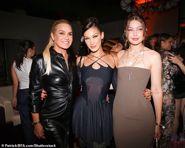 Hadid je majka kolegica manekenki Belle (u sredini) i Gigi Hadid (desno), kao i sina Anwara Hadida, koje sve dijeli sa svojim bivšim suprugom Mohamedom Hadidom; slikano s Bellom i Gigi 2021. u New Yorku