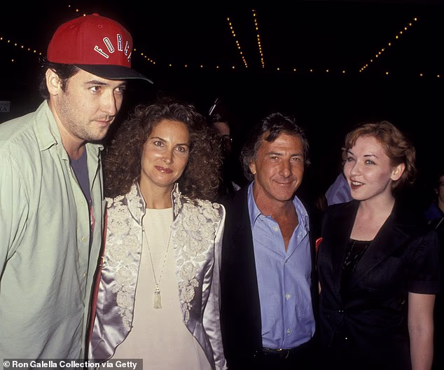 John je slikan s Lisom i Dustinom Hoffmanom i sestrom Susie na premijeri Heroja 1992.