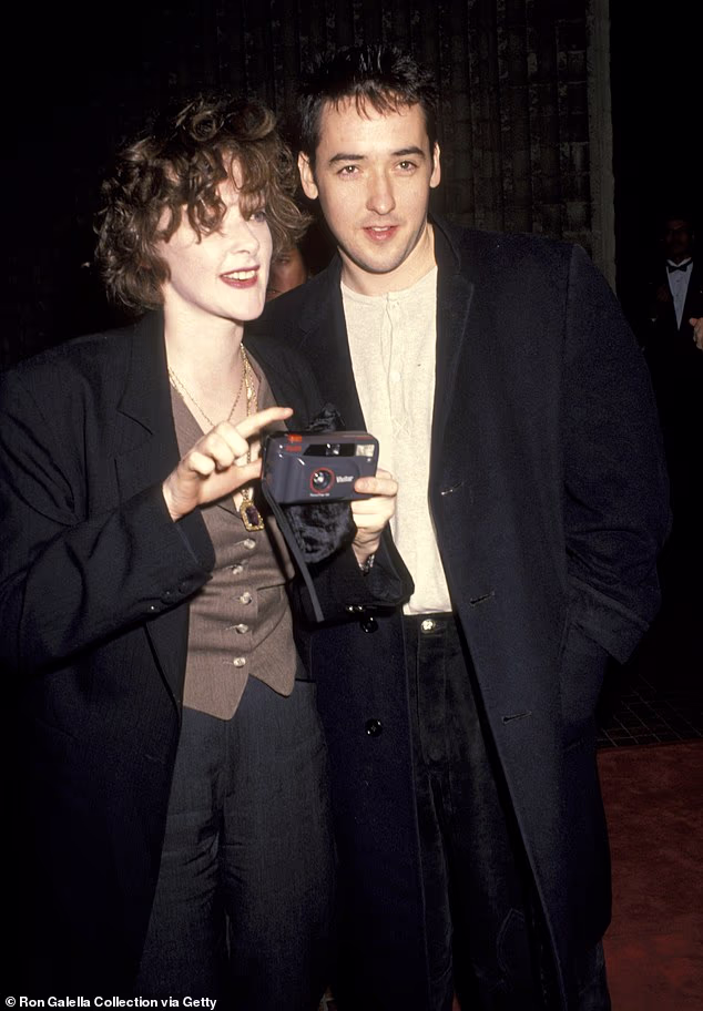 Joan i John su zajedno glumili u 10 filmova - Class, Sixteen Candles, Grandview, USA, Broadcast News, Grosse Pointe Blank, Cradle Will Rock, High Fidelity, Martian Child i War, Inc. (na slici 1992.)