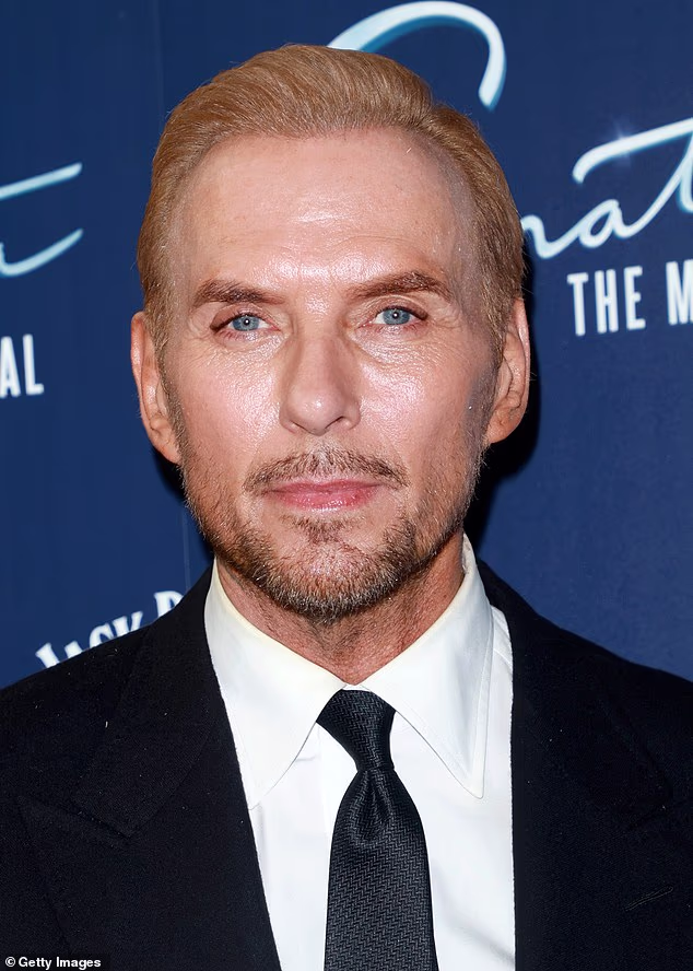 Matt Goss odlučio se za elegantan look u crnom sakou, bijeloj košulji i kravati