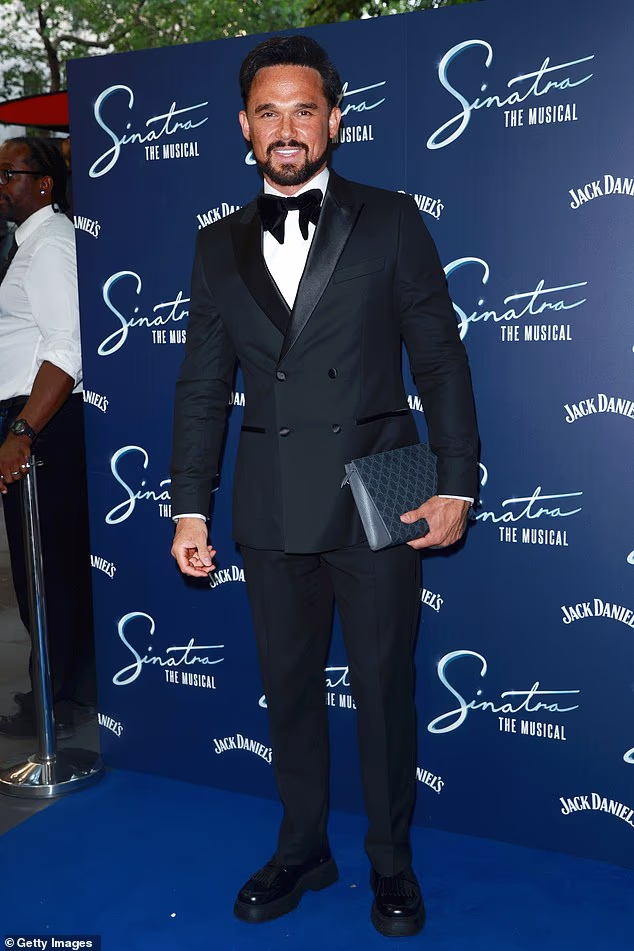 Gareth Gates izgledao je dotjerano u crnom smokingu