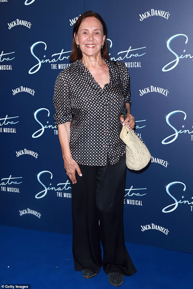 Arlene Phillips nosila je svilenkastu bluzu i crne hlače